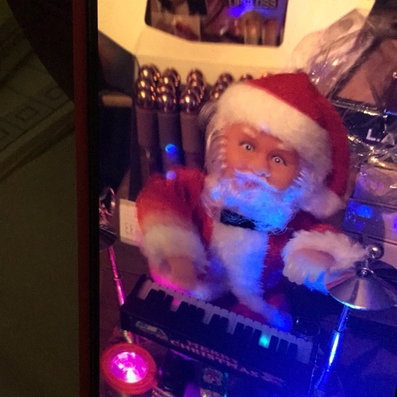 Santa playing Christmas music battery operated (AA ) not included - Picture 4 of 10